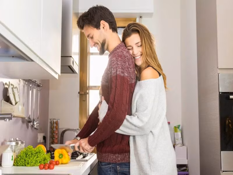 Nếu cố chấp ân ái trong thời kỳ này, không những có nguy cơ khiến vùng kín bị nhiễm khuẩn mà còn gây xung huyết vùng chậu nghiêm trọng ở phụ nữ, có thể làm tăng lượng kinh, thậm chí kéo dài kinh nguyệt.