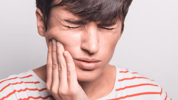 Hạn chế cử động lưỡi: Bạn có thể tự mình thử để xem cách di chuyển của lưỡi. Nếu cử động lưỡi cũng bị hạn chế, hoặc khi thè lưỡi ra, bạn phát hiện ra rằng lưỡi không tự chủ bị lệch sang một bên, có thể có một số vết sưng trong miệng, ban đỏ hoặc bạch sản không xác định xuất hiện trên niêm mạc miệng.