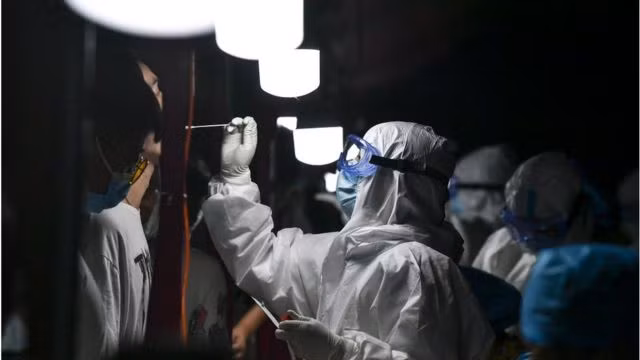 Virus SARS-CoV-2 gây tổn thương các cơ quan theo 2 cách. Thứ nhất là tấn công trực tiếp. Thứ hai là gián tiếp qua cơ chế miễn dịch gây ra hiện tượng tăng đông, hoạt hóa tiểu cầu, tổn thương tế bào, hình thành huyết khối trong các mạch máu nhỏ và mạch máu lớn. Vì thế, ngoài 20-50% ca nhồi máu phổi theo cơ chế truyền thống, số bệnh nhân còn lại bị nhồi máu tại các mao mạch phổi, tĩnh mạch phổi, dẫn đến suy tim cấp, gây ra những cái chết đột ngột. Đây cũng là lý do bệnh nhân COVID-19 nặng thường phải thở máy rất lâu vì tiêu cục máu đông không dễ.
