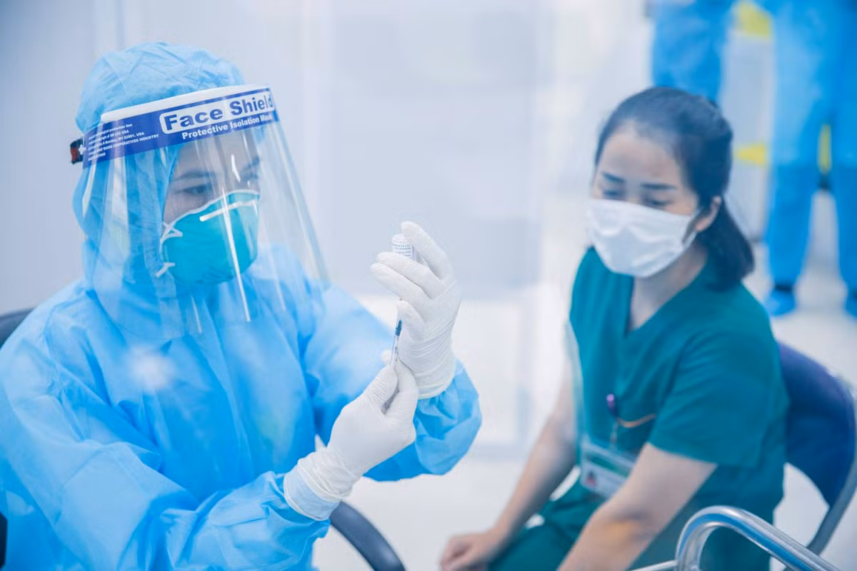 Thực tế, vắc xin COVID-19 sẽ giúp bảo vệ bạn nhưng bạn có thể gặp phải một số tác dụng phụ, đây là những dấu hiệu bình thường cho thấy cơ thể đang xây dựng hàng rào bảo vệ.