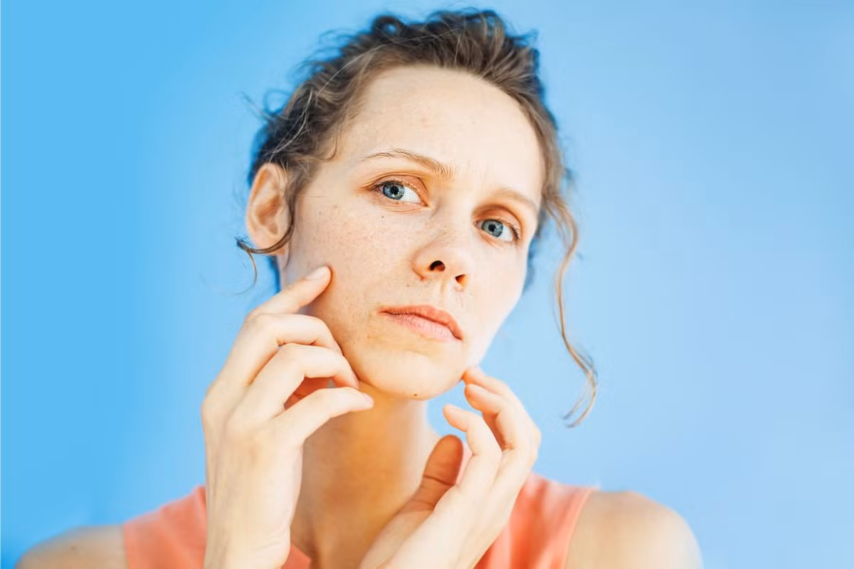 Những người người bị tiêu chảy, đi tiêu không đều và chảy nước dãi khi ngủ, bất giác nằm sấp khi ngủ thường có vùng gương mặt chuyển sang màu vàng, đây đều có thể dấu hiệu hư nhược của tỳ vị, cần phải lưu ý và đi khám sức khỏe định kỳ đều đặn.