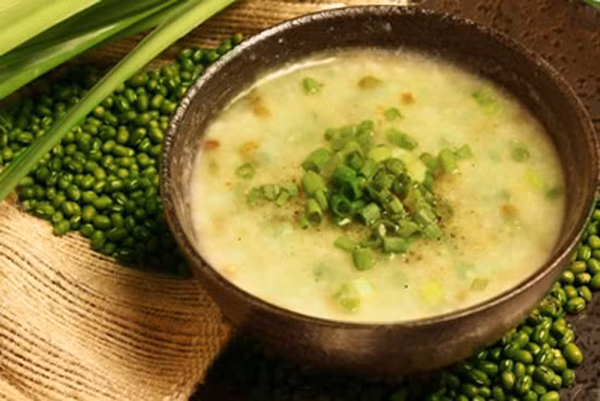 Tuy nhiên nếu ăn đậu xanh với hai loại thực phẩm này, càng ăn nhiều thì tế bào ung thư càng hoạt động mạnh. Chúng ta hãy cùng xem những thứ gì không được ăn cùng đậu xanh nhé.