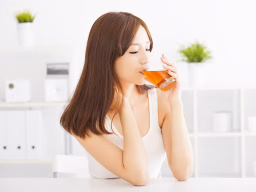 Ngoài ra, hãy duy trì 2 thói quen này để làm giảm mỡ máu. Thứ nhất, uống nhiều nước. Nước có thể duy trì hoạt động bình thường của hệ thống con người và thúc đẩy tuần hoàn máu.