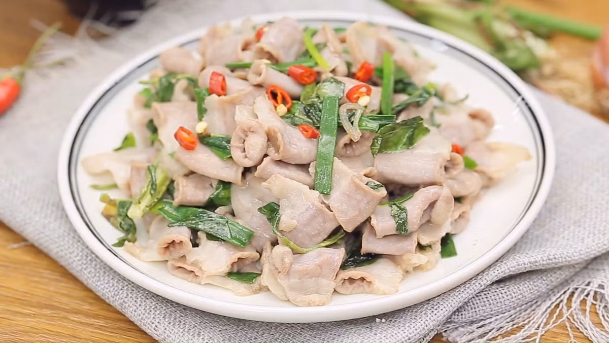 Thực tế, nội tạng động vật giàu chất sắt là thực phẩm bổ dưỡng nhưng cũng chứa hàm lượng cholesterol cao gấp nhiều lần so với các loại thực phẩm khác. Vì vậy, để tránh nạp quá nhiều cholesterol, nên hạn chế ăn nội tạng động vật càng nhiều càng tốt.