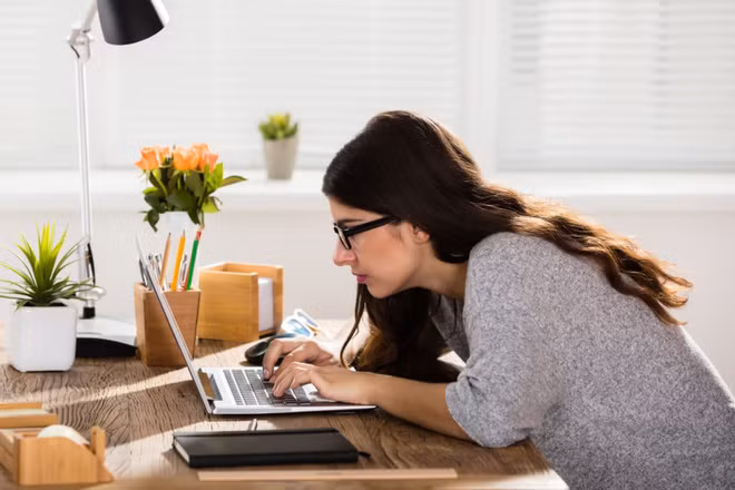 2. Lười vận động thời gian dài. Ngồi lâu, không vận động sẽ không tiêu hao nhiều calo, làm tăng gánh nặng cho các tế bào tuyến tụy trong cơ thể. Lâu dần dẫn đến quá tải, làm cho chức năng tế bào tụy bị phế, dẫn đến sự thiếu hụt nghiêm trọng của insulin trong cơ thể, lượng đường trong máu tăng.