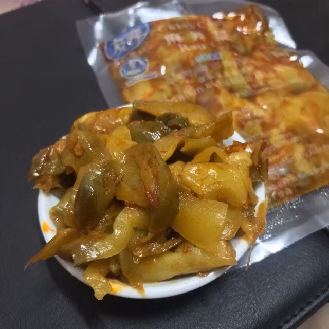 Thứ nhất, đồ muối chua. Ông Từ rất thích ăn đồ muối chua, đặc biệt vào buổi sáng. Dù ăn cháo, mỳ hay bánh bao, ông Từ nhất định phải có một bát đồ muối chua bên cạnh. Lúc thì là dưa chua lúc thì là củ cải muối.