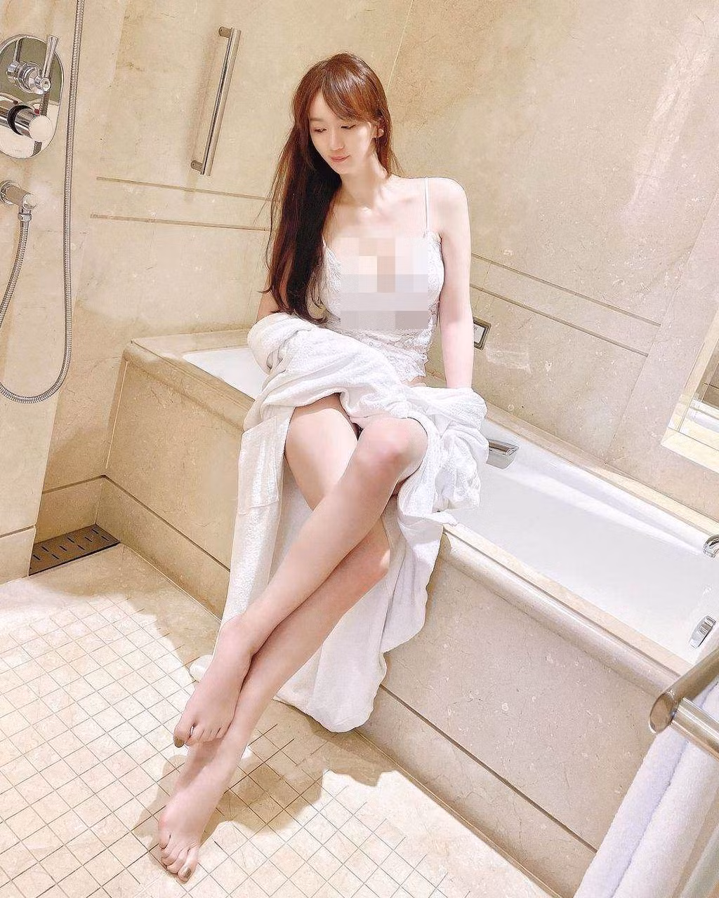 Mới đây, khi khoe ảnh trong nhà tắm, Sansa lại gây sốt mạng xã hội. Nhiều fan hâm mộ của Sansa thậm chí còn khuyên cô nàng nên mua bảo hiểm cho đôi chân của mình vì quá đẹp, quá nuột nà.