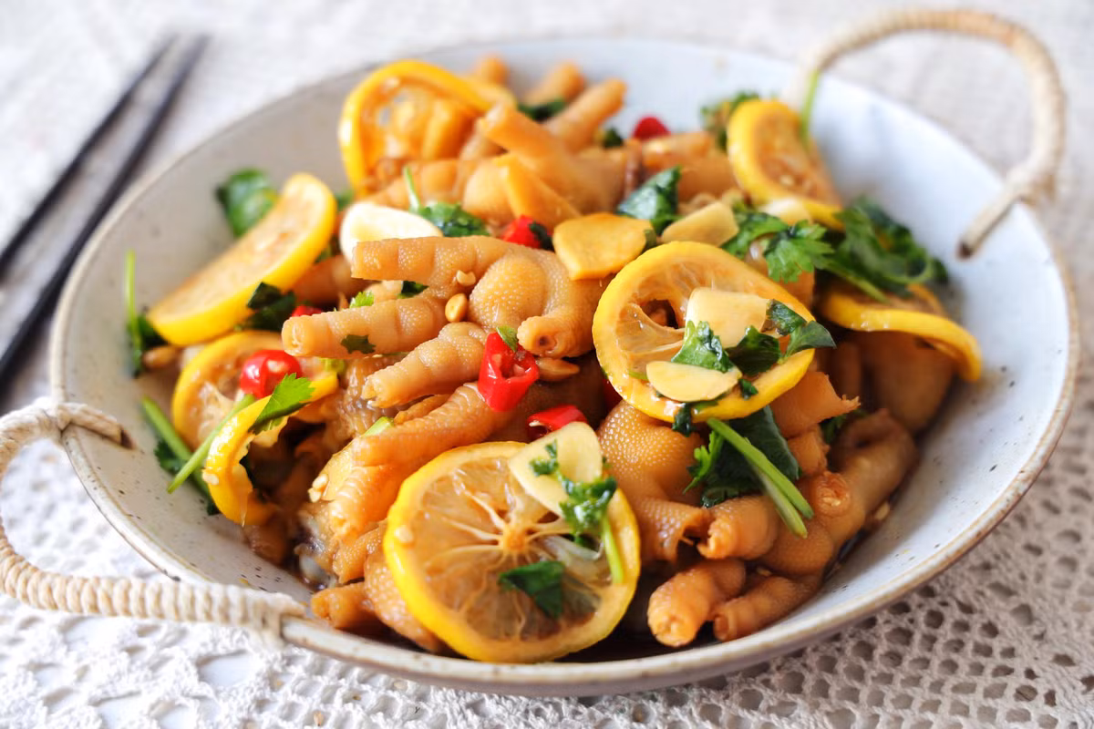 Nhưng đối với một số người, chân gà mặc dù rất ngon nhưng lại khó gặm, phần thịt cũng ít ăn chẳng bõ bèn gì. Với lăn tăn này, thật lòng khuyên bạn nên thử chế biến các món với chân gà rút xương, vừa ngon vừa dễ ăn lại cực kỳ gây thương nhớ.