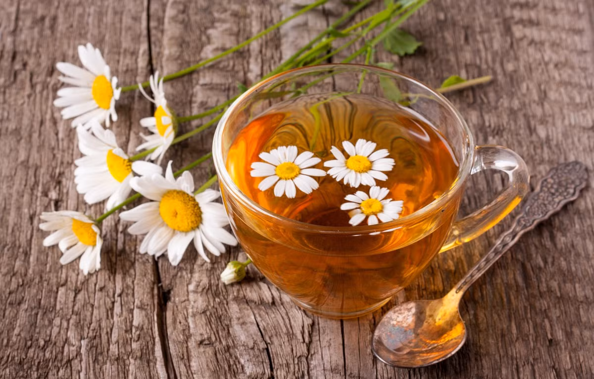 Nên tránh uống những đồ uống có chứa cafein và cồn trước khi đi ngủ. Hãy uống trà thảo mộc giúp thư giãn hệ thần kinh trung ương. Sữa cũng có thể giúp bạn ngủ ngon. Chuối rất giàu ion canxi và magiê, ăn vài giờ trước khi đi ngủ cũng sẽ giúp bạn dễ ngủ.