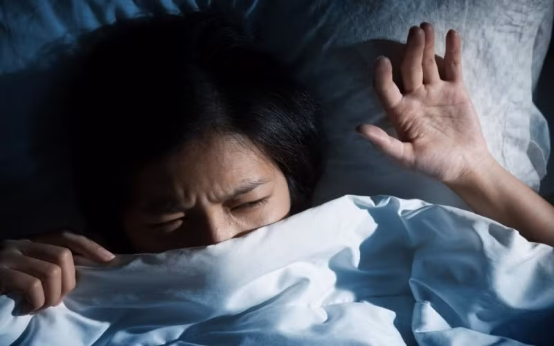 Bệnh nhân có vấn đề về tinh thần thường khó ngủ, mất ngủ và bị ảnh hưởng bởi thuốc, đặc biệt là bệnh nhân trầm cảm, rối loạn lưỡng cực, tăng động,... Những người hay lo lắng, căng thẳng và mệt mỏi là những người dễ bị "bóng đè" nhất.