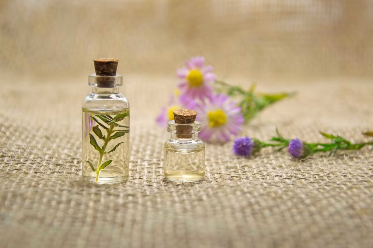 Hãy giữ tinh thần thoải mái, cải thiện môi trường ngủ, không sử dụng điện thoại di động trước khi đi ngủ để tránh ảnh hưởng đến quá trình bài tiết melatonin và ảnh hưởng đến giấc ngủ. Dùng tinh dầu có thể giúp thư giãn, ngủ thoải mái. Nếu mắc bệnh về tinh thần nên đến bác sĩ tư vấn, điều trị.
