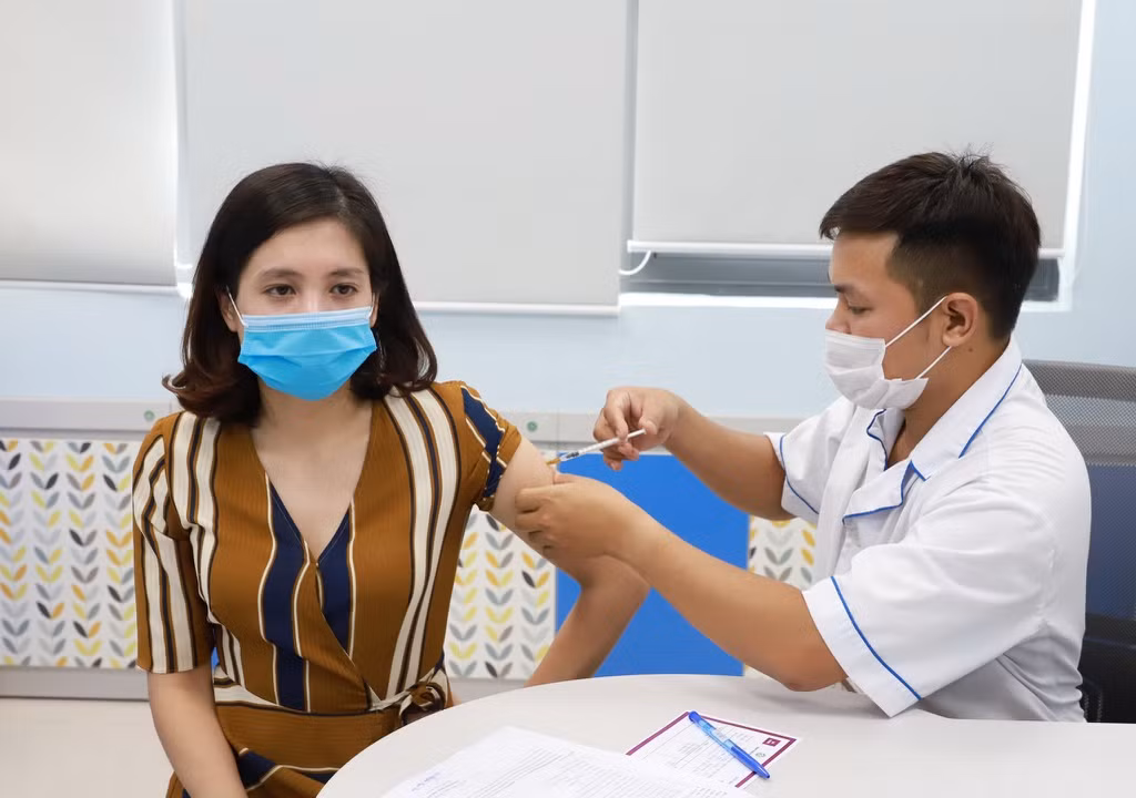 Thứ hai, vắc xin Sinopharm được chỉ định cho người từ 18 tuổi trở lên. Người tiêm sẽ được tiêm mỗi liều 0,5 ml vào bắp. Lịch tiêm gồm hai mũi, cách nhau 21-28 ngày. Nếu liều thứ hai bị trì hoãn quá 4 tuần thì cần được tiêm trong thời gian sớm nhất có thể.