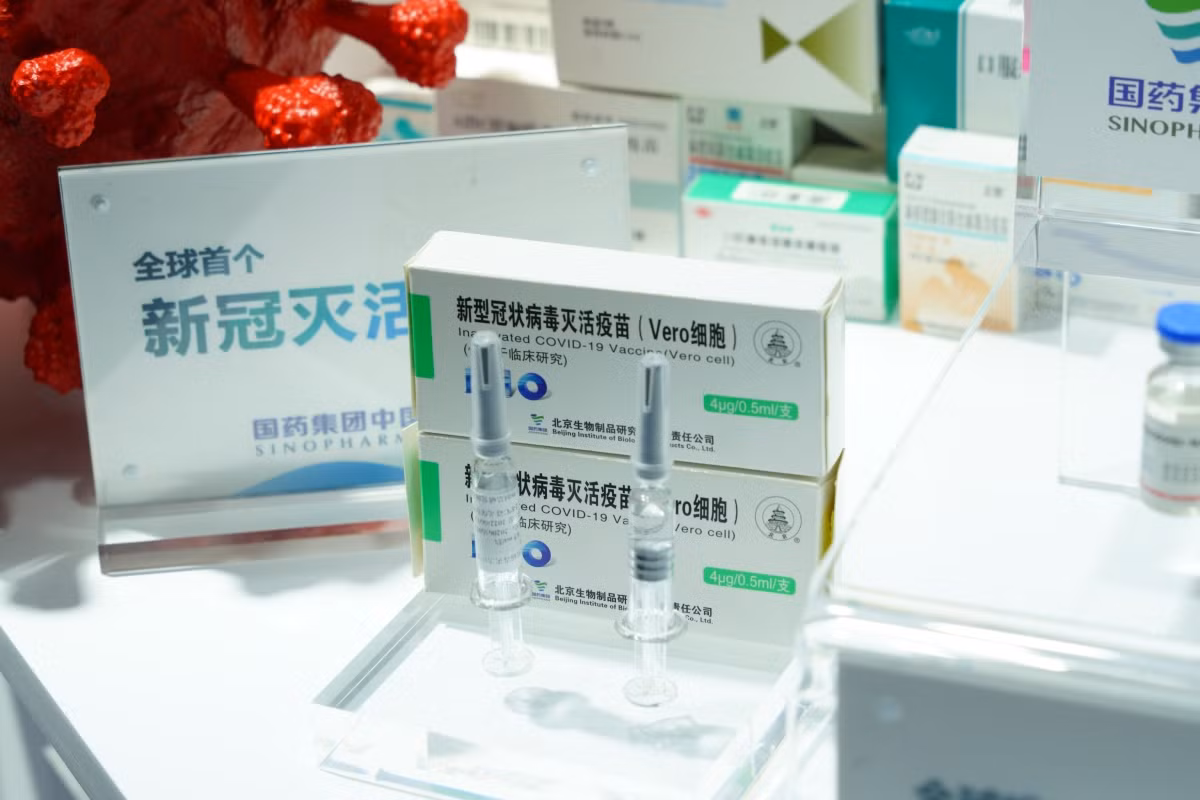 Đây là công nghệ truyền thống của nhiều loại vắc xin trước đây, sử dụng các phần tử virus đã chết (bất hoạt) để tiếp xúc với hệ thống miễn dịch của cơ thể, từ đó tạo kháng thể bảo vệ. Ngày 7/5/2021, vắc-xin Sinopharm được WHO đưa vào danh sách sử dụng khẩn cấp (EUL) với hiệu quả bảo vệ lên đến 78.2%.