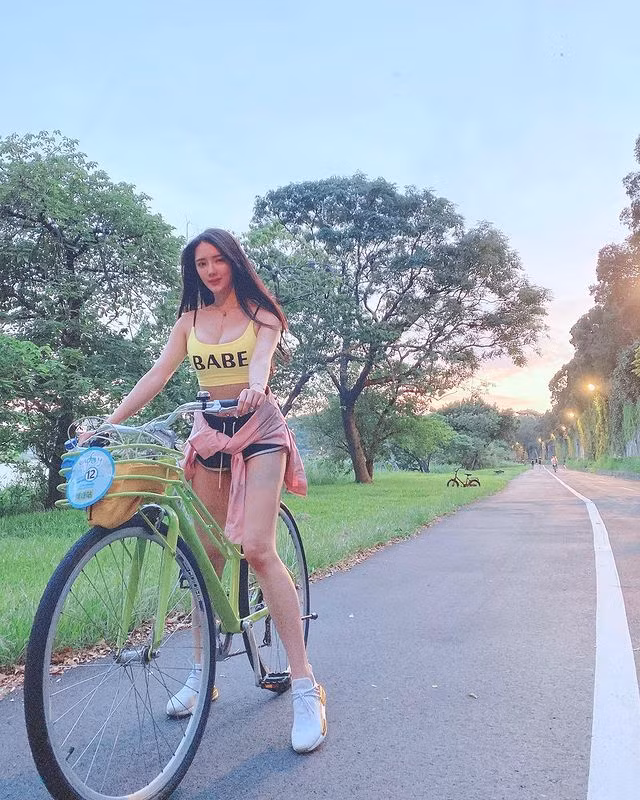 Được biết, khi có thời gian, Tử Hàm cũng thường đạp xe đạp để giữ gìn vóc dáng và tăng cường sức khỏe.