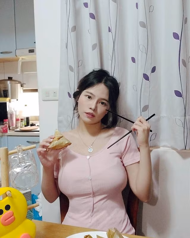 Theo tìm hiểu, nữ bác sĩ họ Lục từ khi còn học đại học đã nổi danh là hot girl trường Y, hoa hậu giảng đường. Khuôn mặt xinh đẹp cùng vòng một khủng cup E, quả thực Lục Phì Nhi xuất hiện ở đâu cũng gây chú ý.