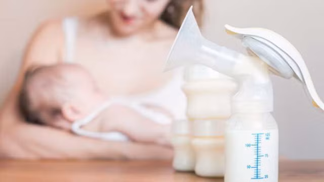 Theo tìm hiểu, sữa mẹ chứa vitamin A, D, E, K, C, B6, B12, Folate, Thiamin, Riboflavin, Niacin và axit Pantothenic.