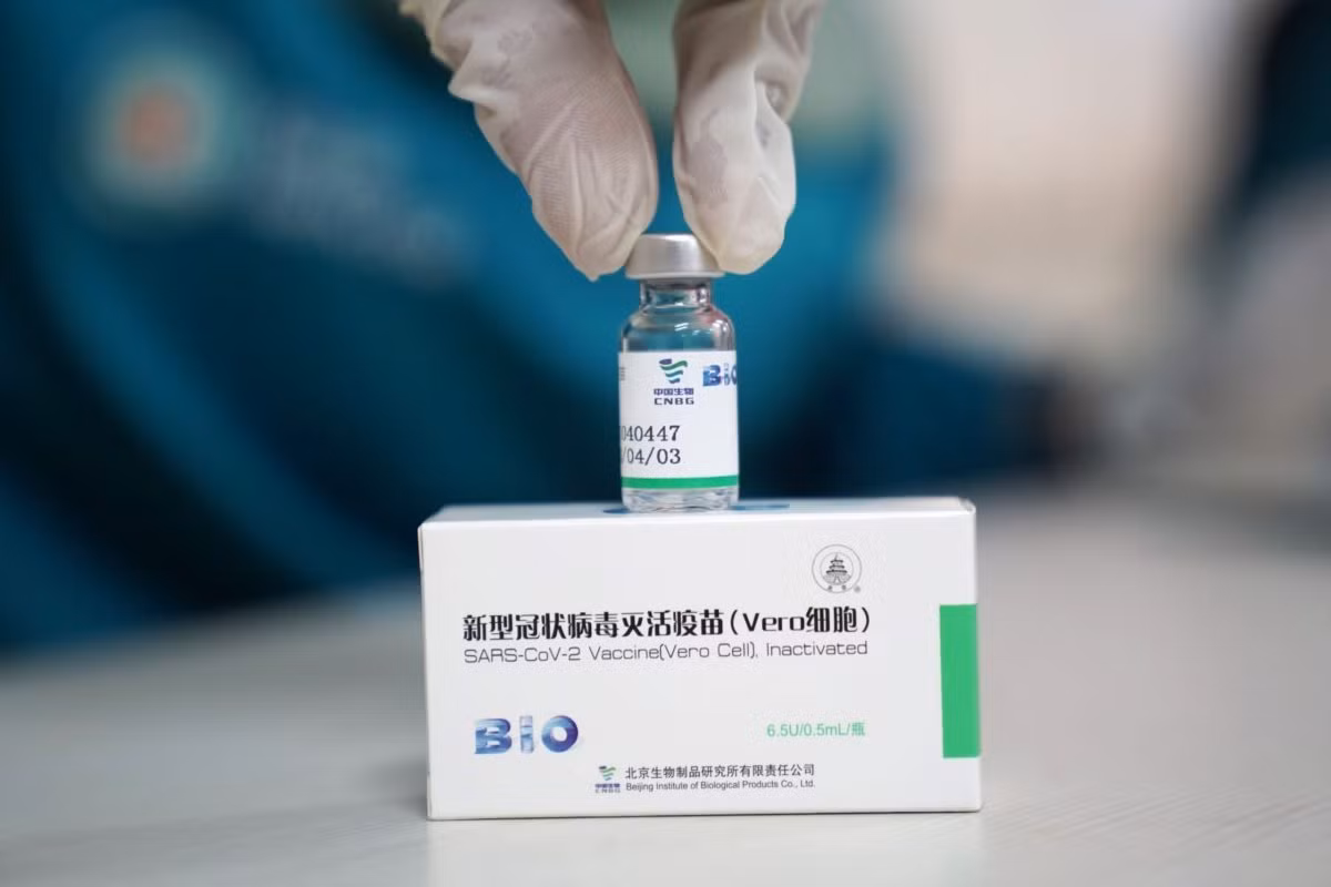 Những người nhiễm HIV, có nguy cơ mắc COVID-19 cao hơn. Tuy rằng bệnh nhân HIV không được đưa vào thử nghiệm nhưng đây là loại vắc xin không sao chép, những nhiễm HIV vẫn thuộc nhóm được đề nghị tiêm chủng vắc xin Sinopharm. Tuy vậy cần cung cấp rõ thông tin cá nhân để đánh giá rủi ro và lợi ích.