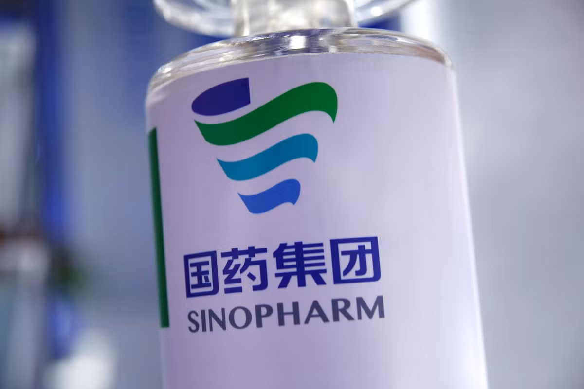  Đối tượng nào có thể tiêm vắc xin Sinopharm? Vắc xin Sinopharm có thể tiêm cho những người đã từng bị COVID-19. Trong vòng 6 tháng sau khi nhiễm COVID-19, việc tái nhiễm có triệu chứng không phổ biến. Do nguồn vắc xin hạn chế, người nhiễm virus có thể trì hoãn tiêm vắc xin. Ở vùng có nguy cơ cao được khuyến khích tiêm.