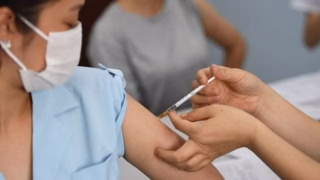  Vắc xin Sinopharm có hiệu quả như thế nào? Một thử nghiệm lớn tại nhiều quốc gia ở Giai đoạn 3 chỉ ra rằng: 2 liều vắc xin Sinopharm, được sử dụng cách nhau 21 ngày, có hiệu quả chống lại virus SARS-CoV-2 lên tới 79% từ 14 ngày trở lên sau liều thứ hai.