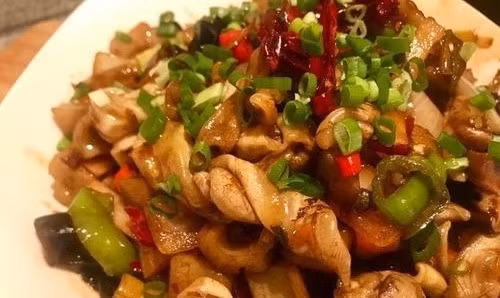 Thế nhưng ít người biết được, bộ phận bổ nhất của cá là gì. Đáng nói, bộ phận này thường bị bỏ đi mặc dù giá trị của nó sánh ngang với tổ yến, đắt như vàng. Đó là bóng cá, trong y học cổ truyền bóng cá còn được gọi là ngư biêu, ngư giao.