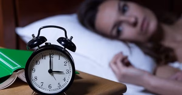 Về lâu dài, điều này sẽ dẫn đến suy giảm chất lượng giấc ngủ, thậm chí còn khiến hệ thần kinh bị rối loạn, trong trường hợp nghiêm trọng có thể gây trầm cảm, không có lợi cho sức khỏe, mong các bạn kịp thời đi khám và điều trị.