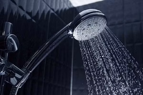 Vậy tắm đêm thực sự nguy hiểm thế nào? Nhiều nghiên cứu khoa học đã chỉ ra rằng việc tắm khuya tiềm ẩn nhiều nguy cơ cực kỳ nguy hiểm cho sức khỏe.