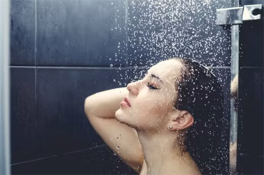 Đặc biệt, thói quen tắm muộn thường hay bắt gặp ở rất nhiều người trẻ. Trong vài năm trở lại đây, các trường hợp đột tử sau khi tắm đêm liên tục xảy ra, được cảnh báo rất nhiều nhưng nhiều người vẫn chủ quan coi thường.