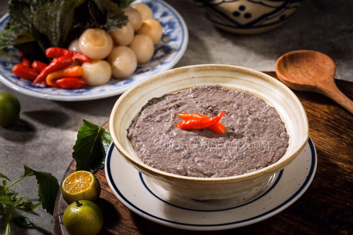 Mắm tôm có vị đặc biệt, là món chấm ngon khó cưỡng nhưng mùi hương thì không phải ai cũng chấp nhận được. Người ta cho rằng mùi hương của mắm tôm là mùi hỗn tạp, ô uế và dơ bẩn vì vậy cần kiêng kị trong tháng cô hồn.