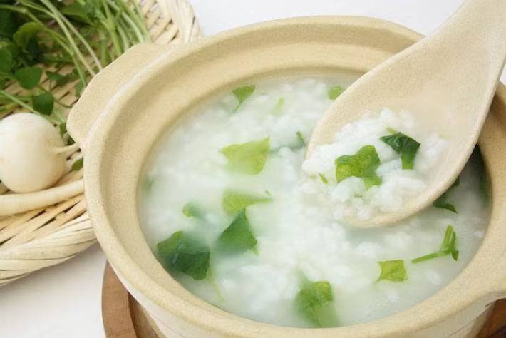 Nếu ăn cháo trắng trong tháng cô hồn, theo quan niệm dân gian, điều này dễ bị hiểu rằng đó là hành động tranh giành phần thức ăn với cô hồn dã quỷ, khiến các vong hồn tức tối và tìm cách quấy phá, trả thù.