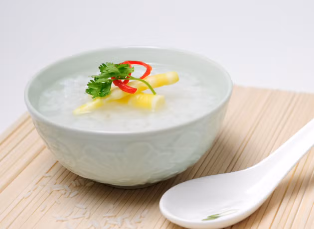 Thứ nhất là cháo trắng. Cháo trắng được xem là món ăn dành riêng cho các cô hồn dã quỷ, những vong hồn không nơi nương tựa, đói kém lâu năm.