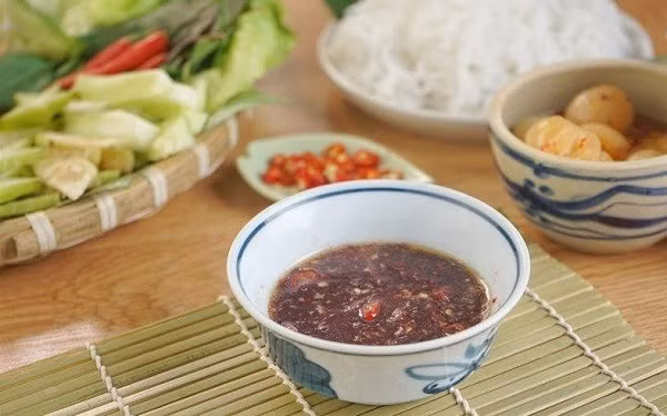 Tôm và mắm tôm được nhiều người ưa chuộng nhờ hương vị đậm đà. Thế nhưng tháng cô hồn thì tốt nhất bạn nên kiêng cả tôm và mắm tôm vì món này nằm trong danh sách kiêng kị.
