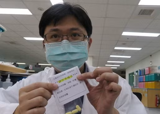 Về trường hợp của ông Trương, nghe nói tiêm vắc xin COVID-19 xong phải uống nhiều nước, ông uống tới gần 1 lít nước/1 lần, điều này đã khiến ông gặp phải tình huống ho liên tục, thở khò khè, tức ngực. (Trong ảnh là bác sĩ Thái Mẫn Duệ - Chủ nhiệm khoa Thận - Bệnh viện Chương Hóa)