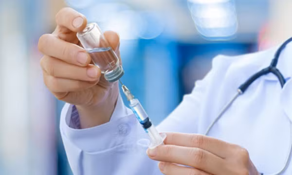 Bác sĩ Thái Mân Duệ - Chủ nhiệm Khoa Thận bệnh viện Chương Hóa cũng cho biết, những bệnh nhân mắc bệnh thận nặng như lọc máu cũng nên nhớ, không uống quá nhiều nước sau khi tiêm vắc xin, vì họ không thể điều chỉnh lượng nước dư thừa như người có chức năng thận bình thường. Việc uống quá nhiều nước cũng có thể gây phù toàn thân, cơ thể tích nước nhiều rồi tràn dịch phổi.