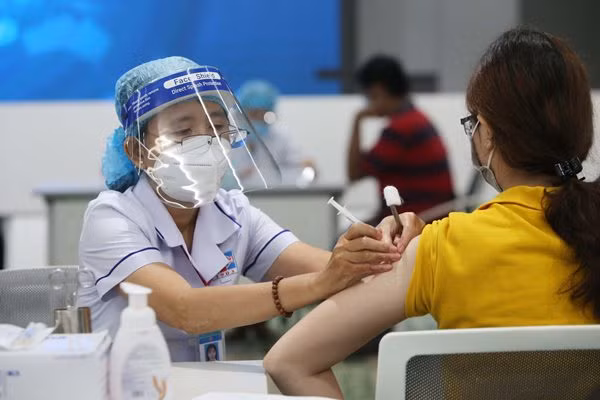 Vắc xin COVID-19 đang được tiêm ở nhiều nơi trên thế giới và các bác sĩ thường nhắc mọi người uống nhiều nước hơn sau khi tiêm. Thế nhưng trên thực tế, một số đối tượng phải cực kỳ cẩn thận khi uống nhiều nước sau khi tiêm vắc xin COVID-19.