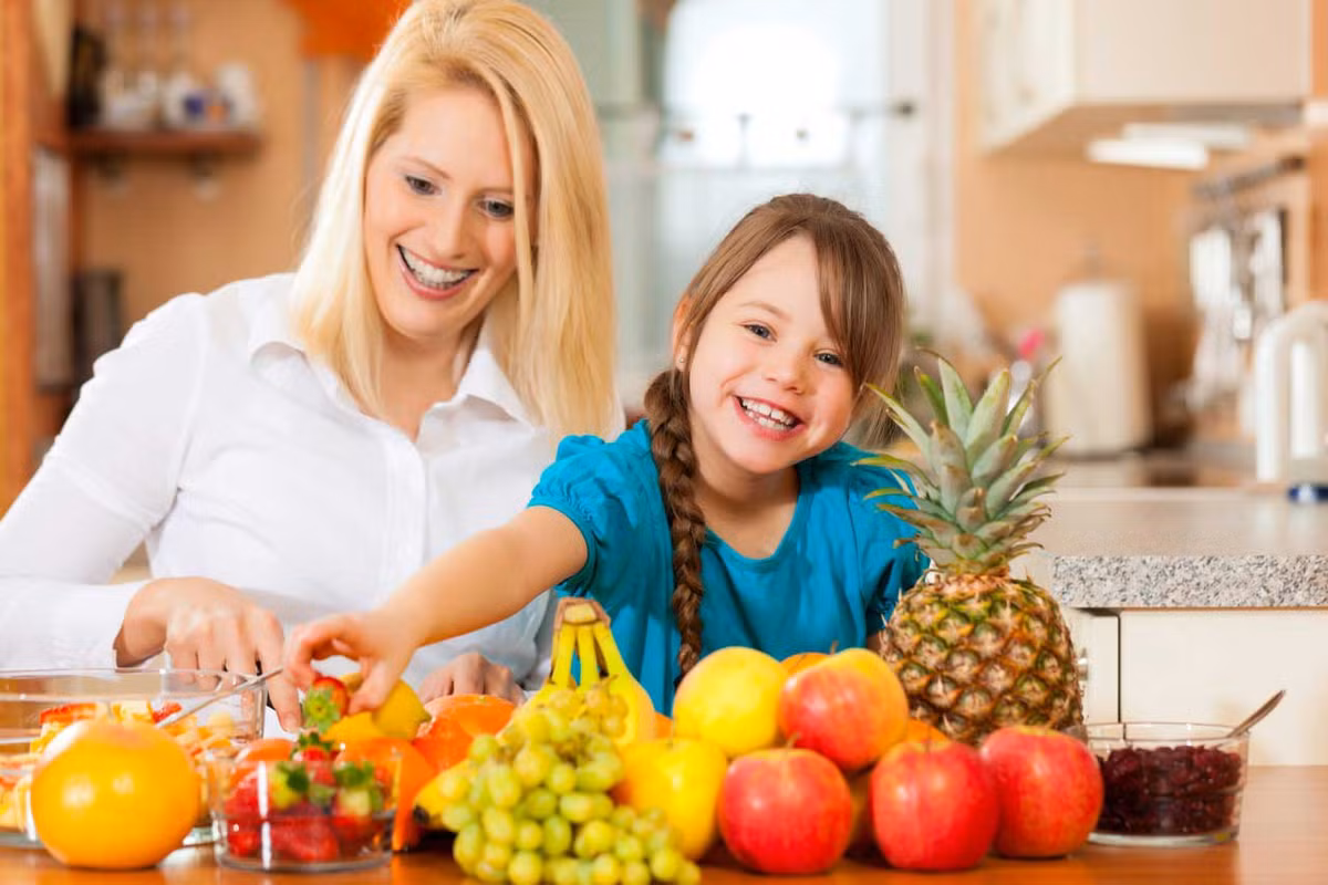 Trong khi đó ổi giàu vitamin C, một chất chống oxy hóa cao trước những tổn thương của da từ ánh nắng mặt trời và ô nhiễm, xoài rất nhiều dưỡng chất như: carotene, kali, sắt, vitamin E.