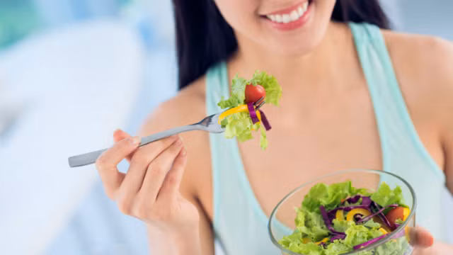 Đáng nói, mối quan hệ giữa việc phụ nữ ăn nhiều trái cây và rau quả đối với việc giảm căng thẳng là rất quan trọng. So với những người không thích ăn trái cây, rau quả, những phụ nữ ăn thường xuyên ăn từ 5 - 7 phần phần trái cây trong khẩu phần ăn mỗi ngày sẽ ít căng thẳng hơn gấp 23 lần.