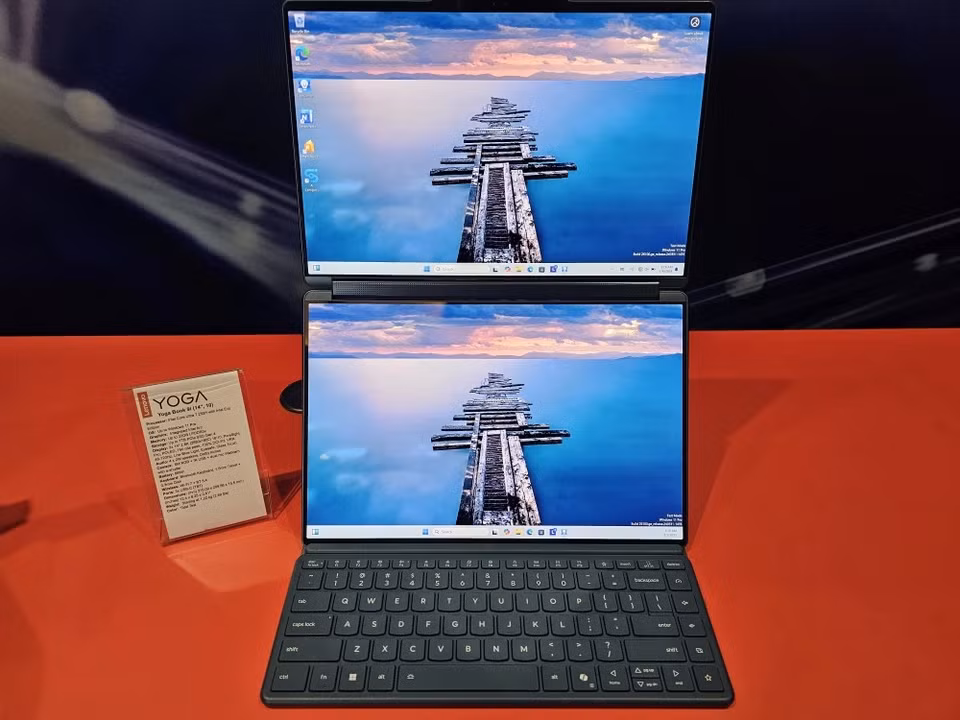 2. Lenovo ra mắt Yoga Book 9i với 2 màn hình 14 inch và các tính năng AI mới, cùng chip Intel Core Ultra 7. (Ảnh: PC World)