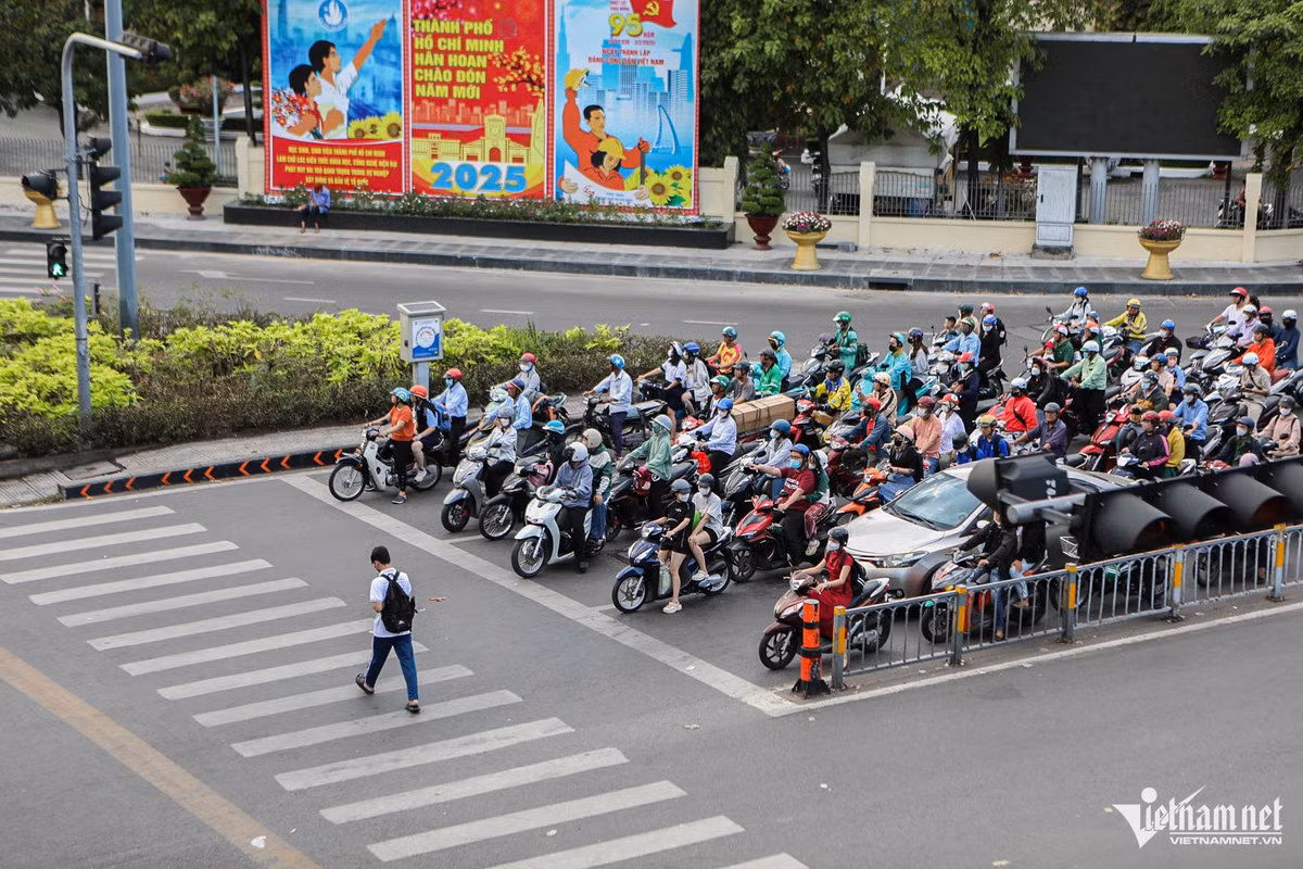 Hình ảnh tại đường Thành Thái (quận 10) vào giờ cao điểm. Khu vực có mật độ phương tiện lưu thông đông đúc, nhưng hiện nay, ý thức của người đi đường đã được cải thiện.