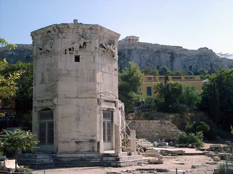 Tháp đồng hồ và trạm thời tiết đầu tiên tại Athens giúp thương gia theo dõi thời gian và thời tiết. (Ảnh:Sailing Issues)