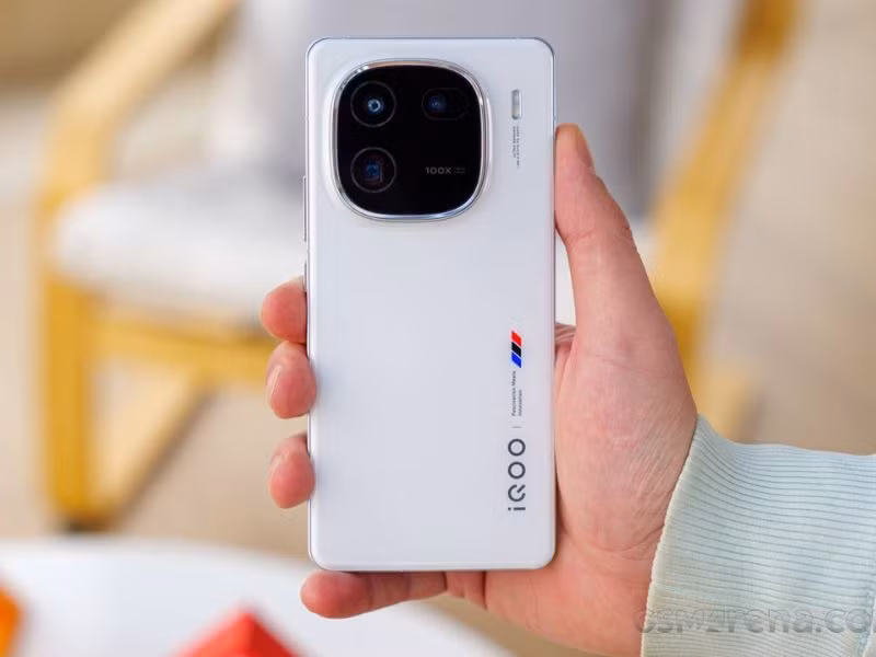 iQOO 13 trang bị pin 6.150mAh, hỗ trợ sạc nhanh 120W, giúp sử dụng lâu dài. (Ảnh: Nhịp sống thị trường)