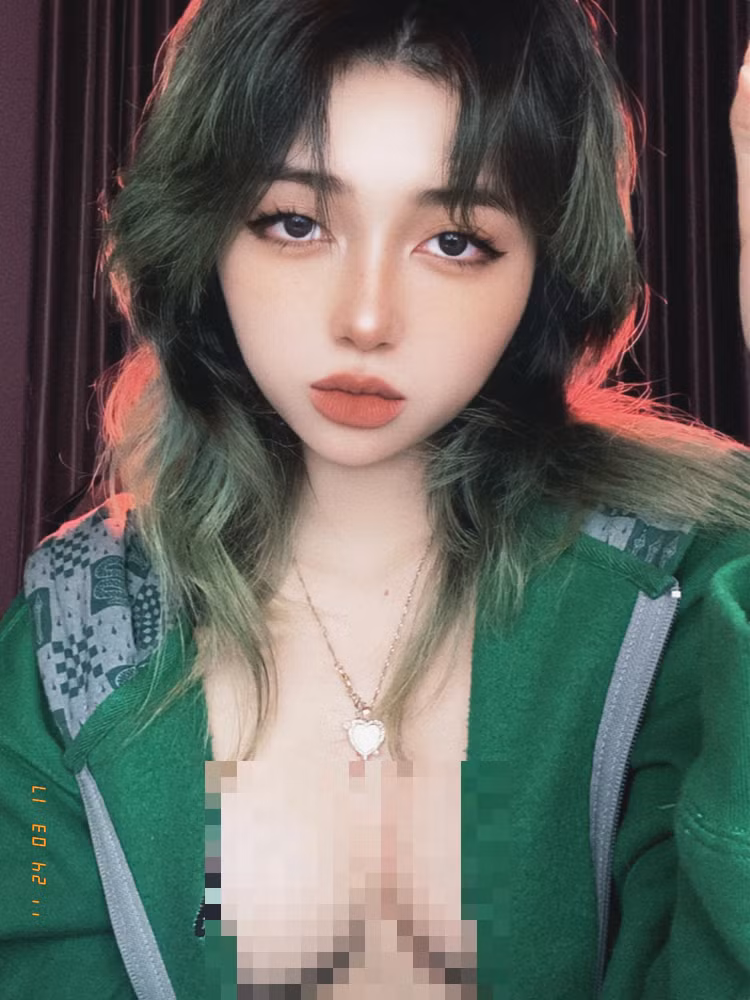 Mercury Nguyen theo đuổi phong cách sexy, mang đậm chất nghệ thuật và bí ẩn, mọi tạo hình của cô đều khiến fan phải mắt chữ A miệng chữ O. Mỗi lần "kéo áo", Mercury đều thu hút sự chú ý mạnh mẽ từ cộng đồng. (Ảnh: Gamek)