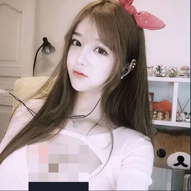 1. Lee Soo Bin - "Búp bê xứ Hàn": Lee Soo Bin là một cái tên quen thuộc trong cộng đồng game thủ. Với khuôn mặt xinh đẹp như búp bê và thân hình gợi cảm, cô nhanh chóng thu hút sự chú ý ngay từ những ngày đầu ra mắt. (Ảnh: Gamek)
