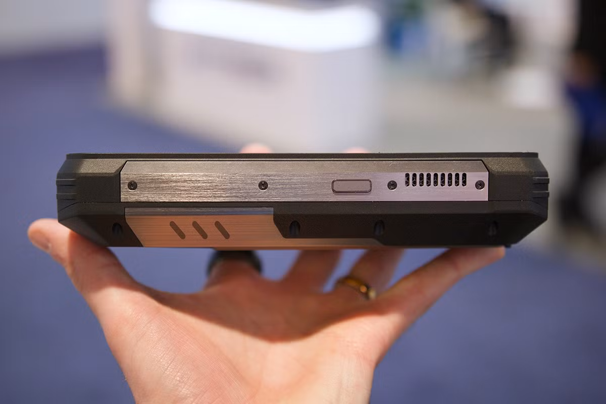 WP100 Titan còn tích hợp đèn cắm trại sáng và máy chiếu tích hợp. (Ảnh: CellphoneS)