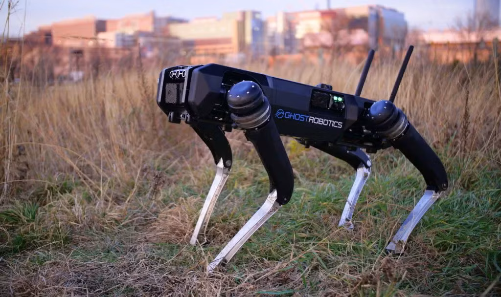 4. Binh lính robot: Robot quân sự được phát triển để hỗ trợ binh sĩ trên chiến trường, từ trinh sát, rà phá bom mìn đến chiến đấu trực tiếp. Tuy nhiên, vấn đề đạo đức và nguy cơ bị lạm dụng vẫn còn bỏ ngỏ. (Ảnh: Penn Center for Innovation)