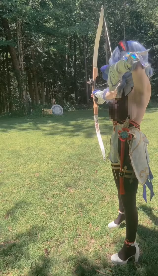 Gần đây, cô nàng đã khiến cộng đồng xôn xao với video cosplay Ganyu chơi bắn cung. Không chỉ tái hiện chân thực từng chi tiết trang phục và thần thái của nhân vật, strawbemee còn gây chú ý với sự táo bạo trong thiết kế trang phục, kết hợp lớp áo mỏng khoe khéo vóc dáng quyến rũ. Video này nhanh chóng đạt hàng nghìn lượt xem và chia sẻ, biến strawbemee thành cái tên "nóng" trong giới coser và game thủ.(Ảnh: Gamek)