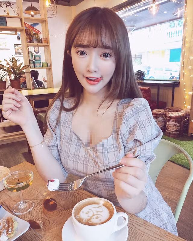 Sự nổi tiếng của cô bắt nguồn từ việc so sánh nhan sắc với Arina Hashimoto. (Ảnh: gamek)