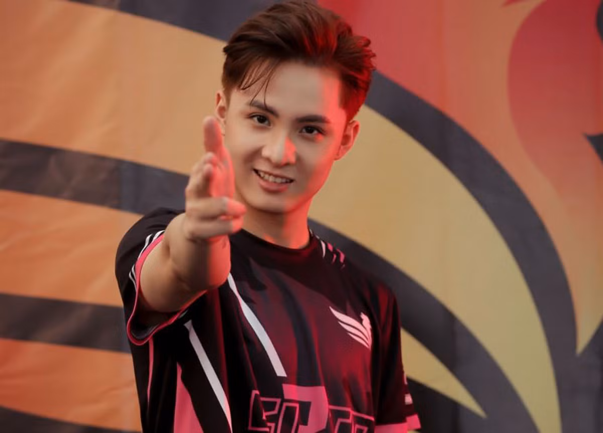 Sau khi giải nghệ, anh chuyển hướng làm streamer và YouTuber, thu hút lượng lớn người hâm mộ nhờ tính cách thân thiện và hài hước. (Ảnh: ONE Esports Vietnam)