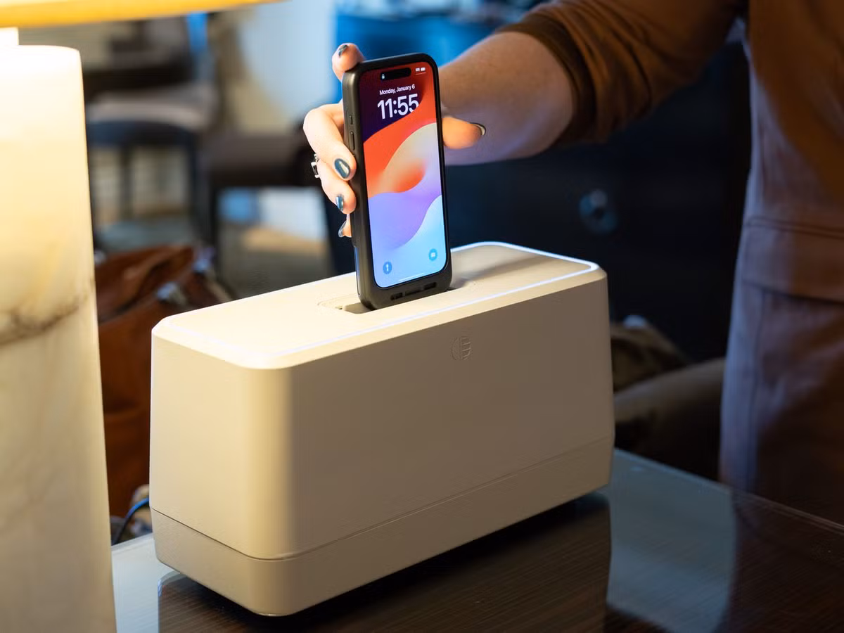 6. Sạc điện thoại trong 2 giây: Swippitt thay pin nhanh như máy nướng bánh mì, tương thích với ốp lưng đặc biệt. (Ảnh: The Verge)