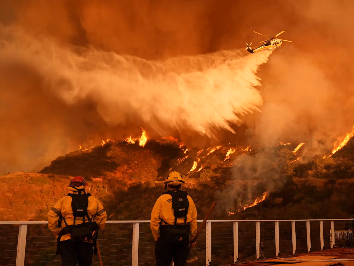  Cháy rừng ở California là mối nguy lớn, khiến hàng nghìn hecta rừng bị thiêu rụi và cư dân đối mặt với những thiệt hại nặng nề. Trong bối cảnh đó, trí tuệ nhân tạo (AI) đã trở thành vũ khí quan trọng giúp California phát hiện sớm và ngăn cháy lan nhanh. (Ảnh:Al Jazeera)