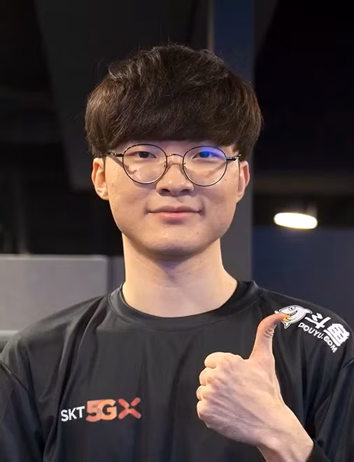 1. Faker (Lee Sang-hyeok): Game thủ "Liên Minh Huyền Thoại" xuất sắc nhất mọi thời đại. Gia nhập SK Telecom năm 2013, đạt 3 chức vô địch thế giới cùng T1. Nổi tiếng với kỹ năng phân tích và sự sáng tạo. (Ảnh: Wikipedia)